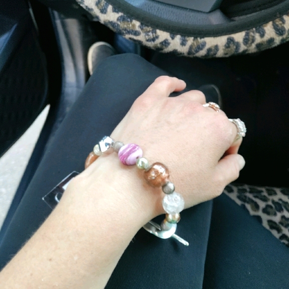 Handmade bracelet with resin beads - Picture 3 of 10